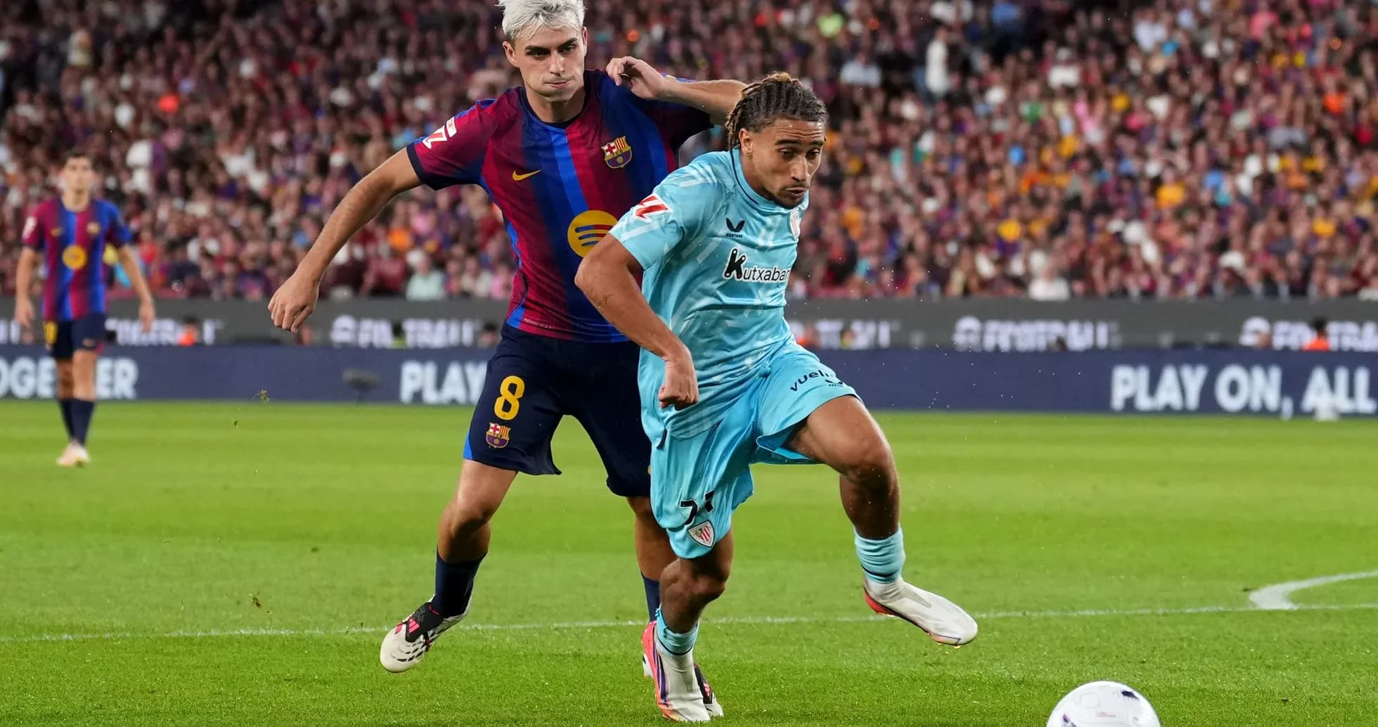 Jugador del Barcelona persiguiendo a oponente con balón