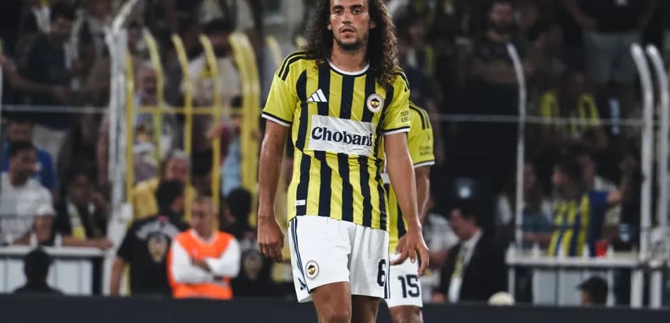 Jugador de Fenerbahçe en partido de Champions
