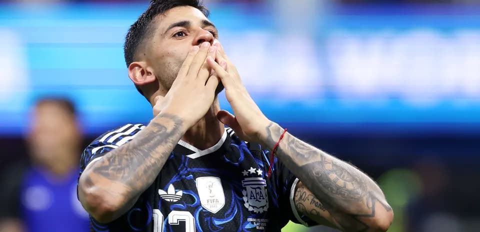 Jugador de Argentina celebrando con gestos en el campo