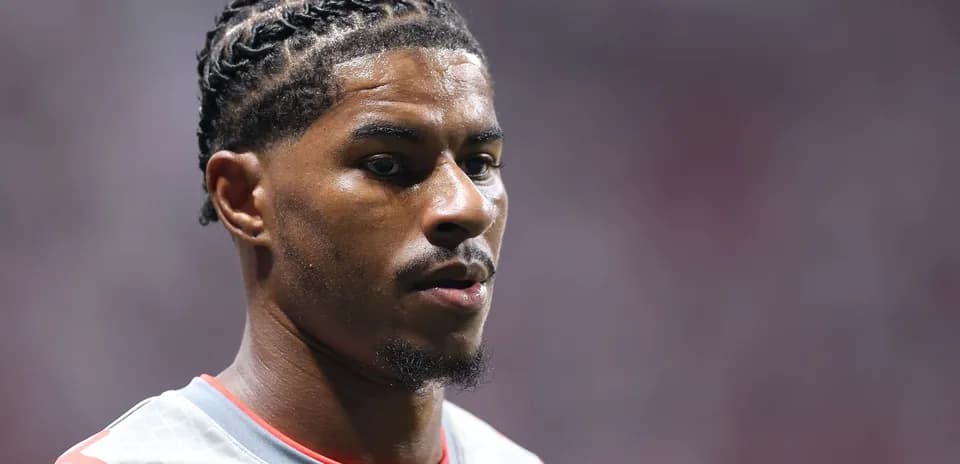 Jugador con trenzas en uniforme gris en el campo