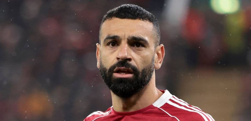 Jugador con camiseta roja en el campo