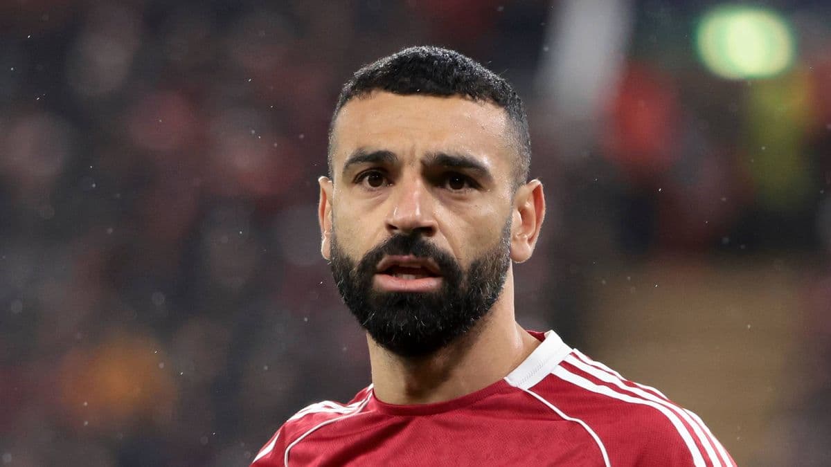 Jugador con camiseta roja en el campo