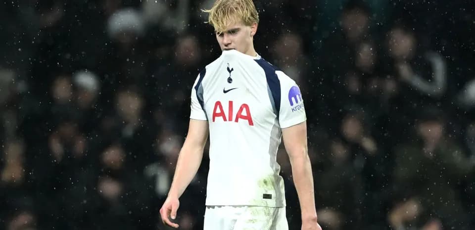 Jugador de Tottenham con camiseta arrugada en la lluvia