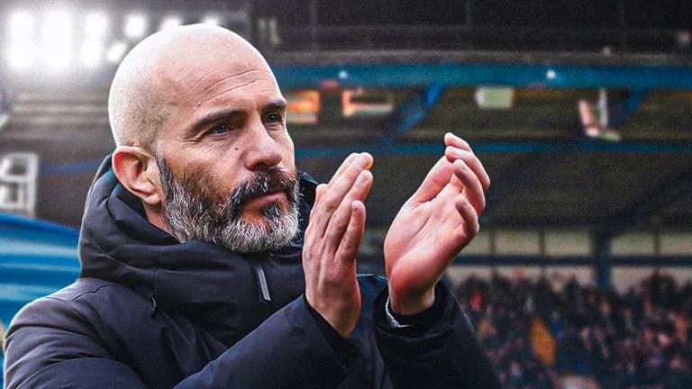 Entrenador aplaudiendo en el estadio durante partido