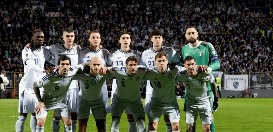 Equipo de fútbol de Italia posando en el campo