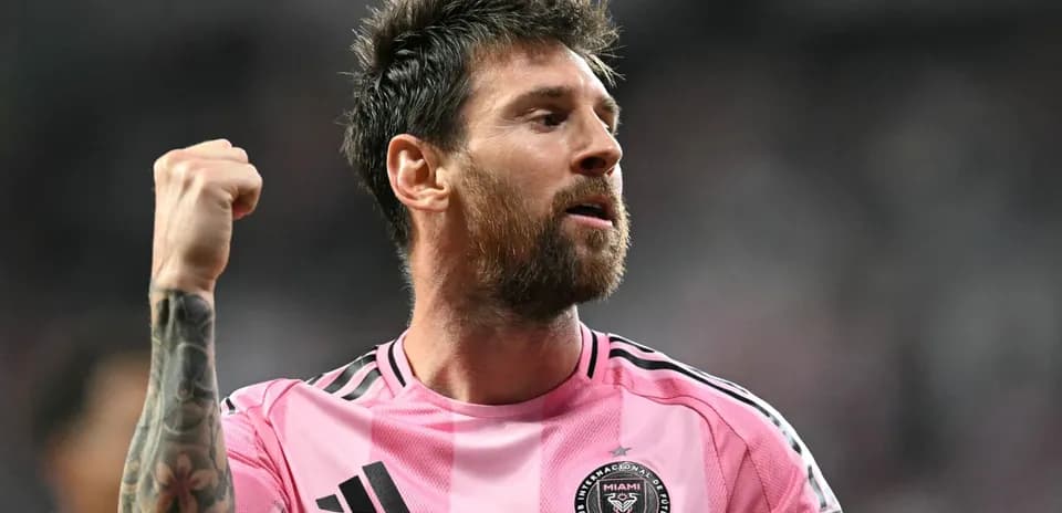 Jugador levantando el puño durante el partido