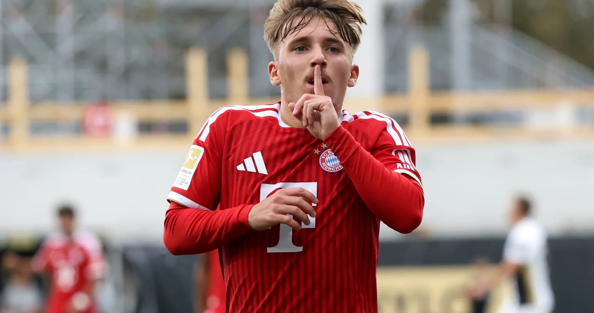 Jugador de Bayern Múnich haciendo gesto de silencio