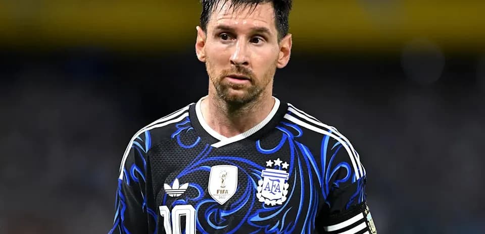 Jugador argentino con camiseta negra durante partido
