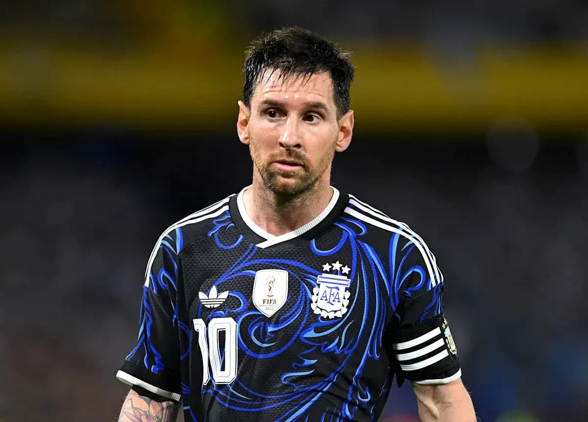 Jugador argentino con camiseta negra durante partido