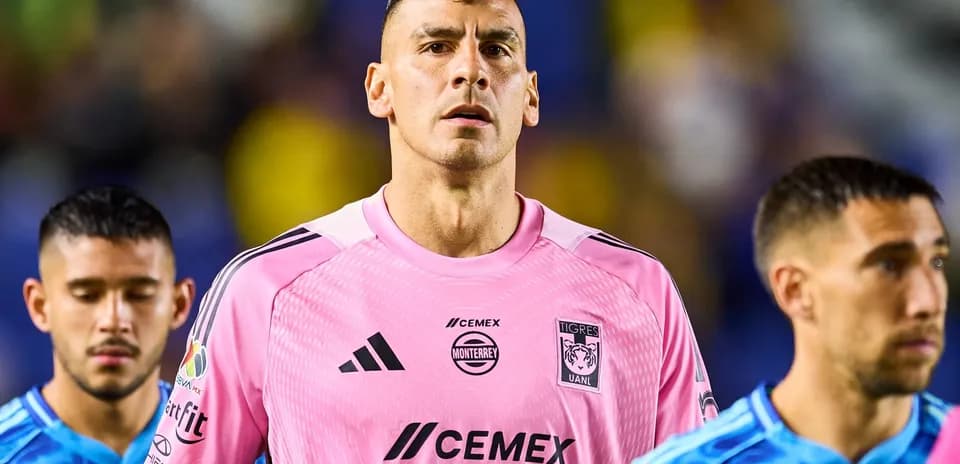 Jugadores de Tigres UANL en el campo