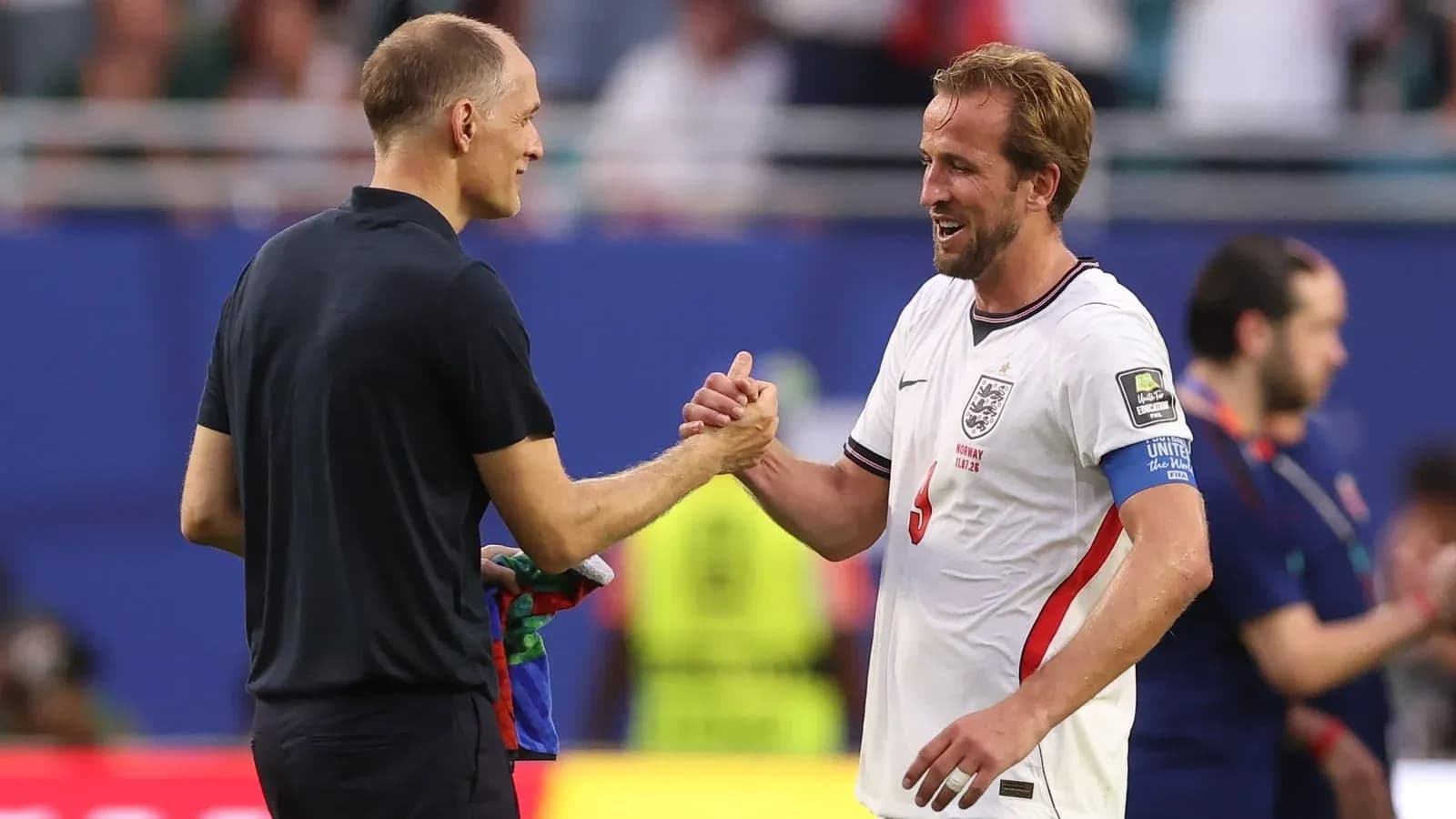 Entrenador y jugador estrechando manos tras partido
