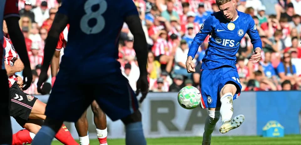 Jugador de Chelsea chutando el balón en el partido