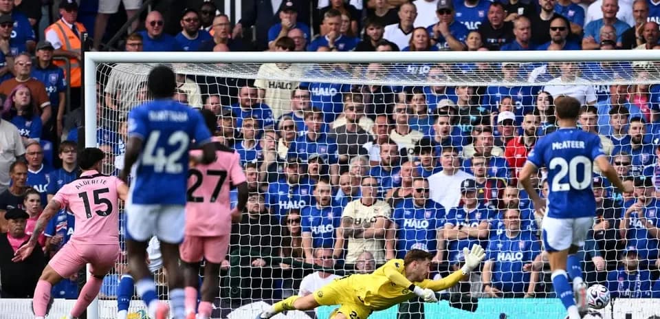 Jugador ejecutando un penalti frente al portero