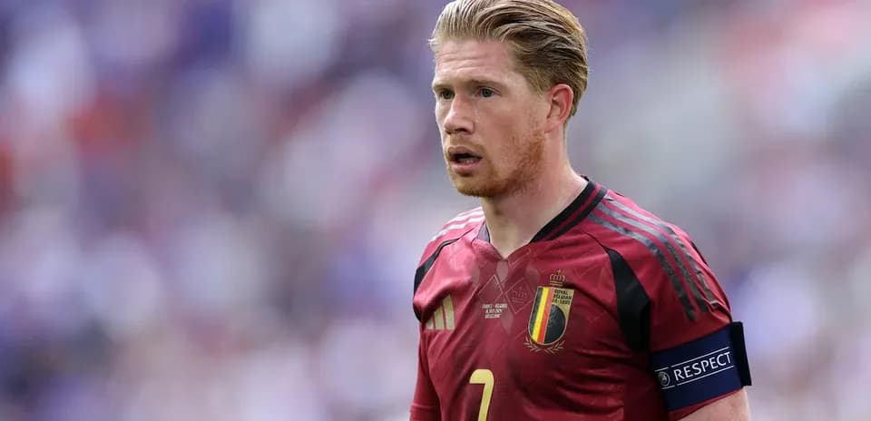 Jugador belga con camiseta roja en el campo