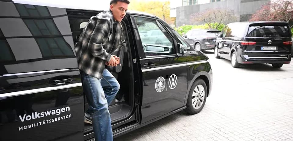 Jugador saliendo de vehículo Volkswagen en la ciudad