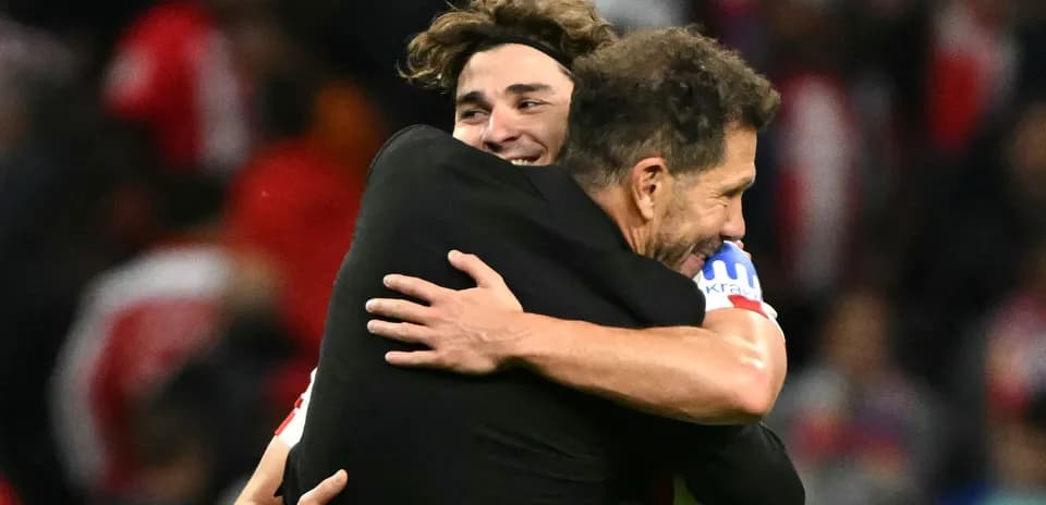 Entrenador y jugador abrazándose tras victoria