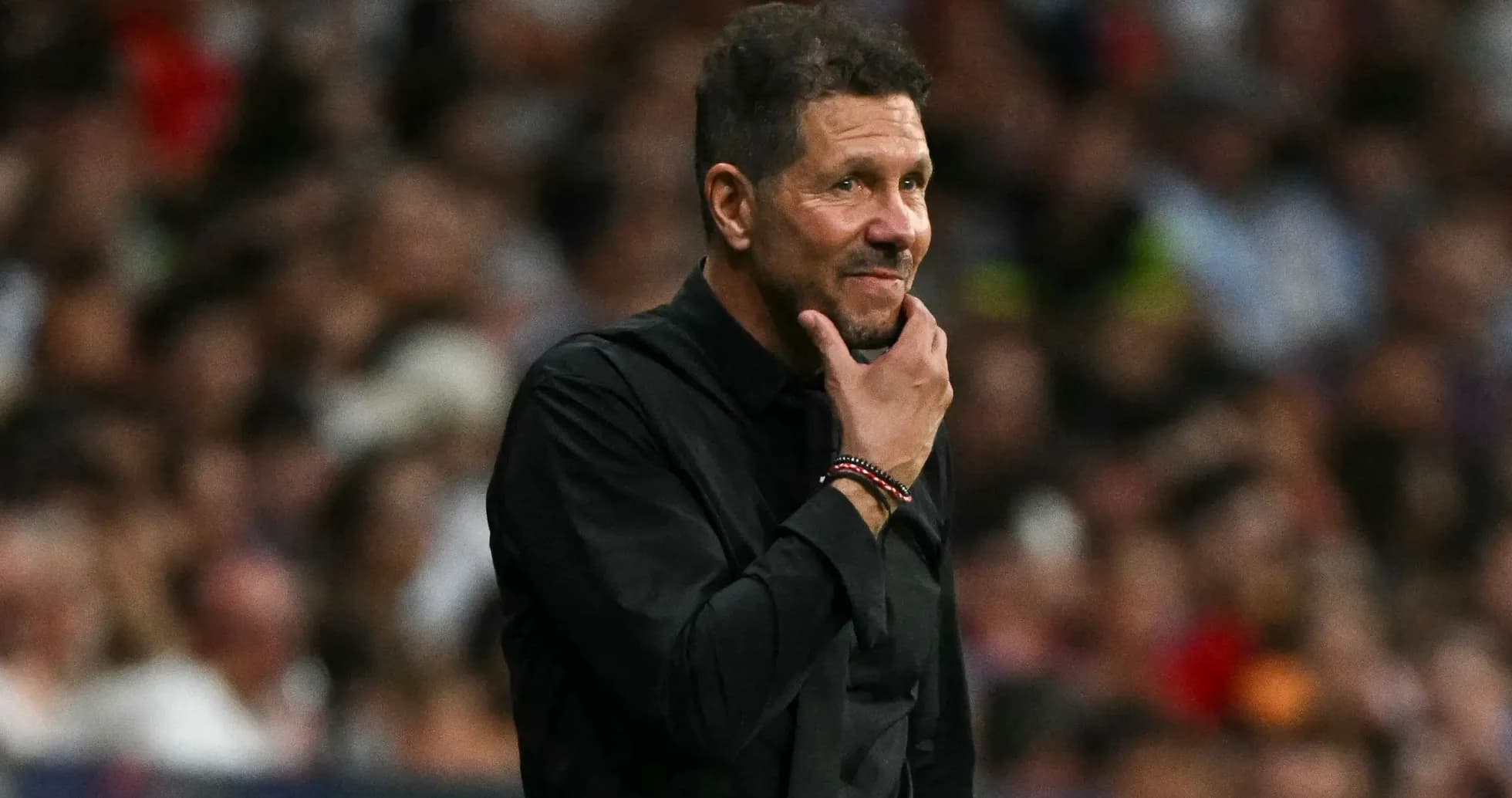 Entrenador observando el partido en el banquillo