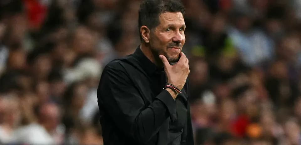 Entrenador observando el partido en el banquillo