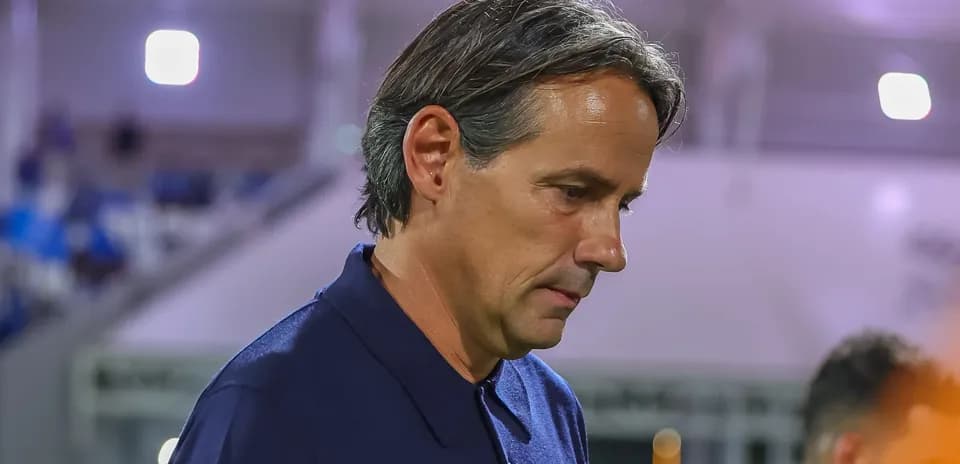 Entrenador caminando por el campo durante partido