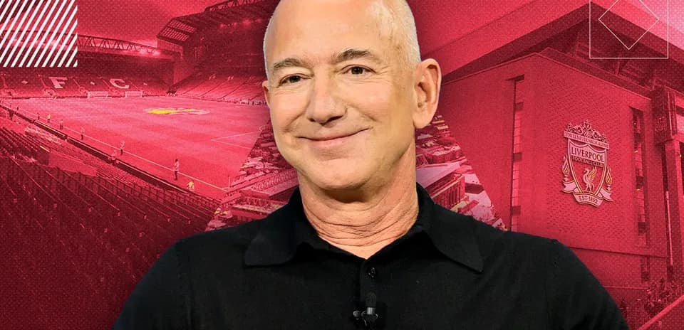 Jeff Bezos frente a Anfield, estadio de Liverpool