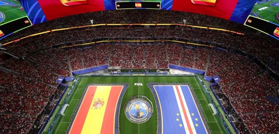 Estadio lleno con banderas de España y Cabo Verde
