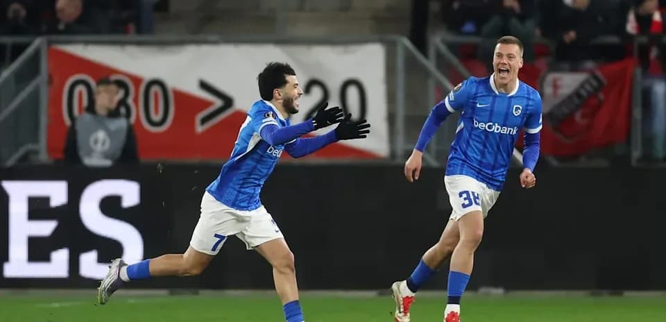 Jugadores celebrando un gol en el campo