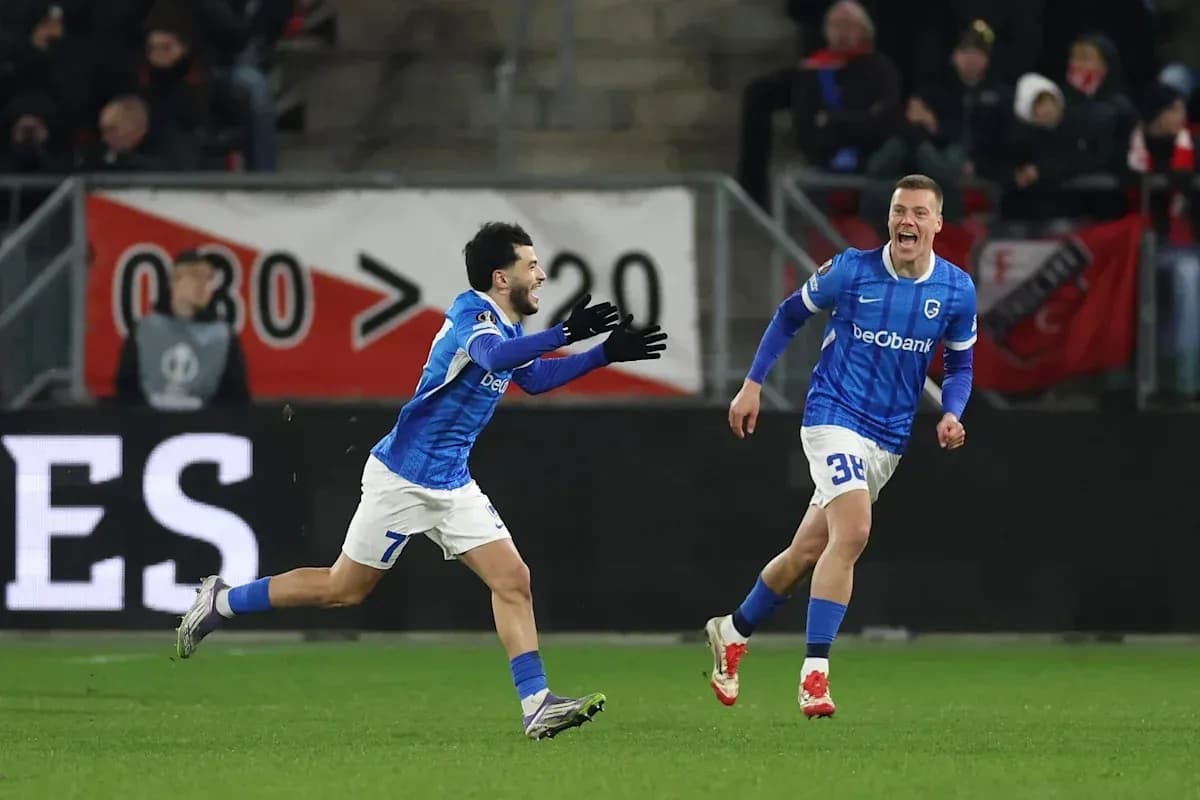 Jugadores celebrando un gol en el campo