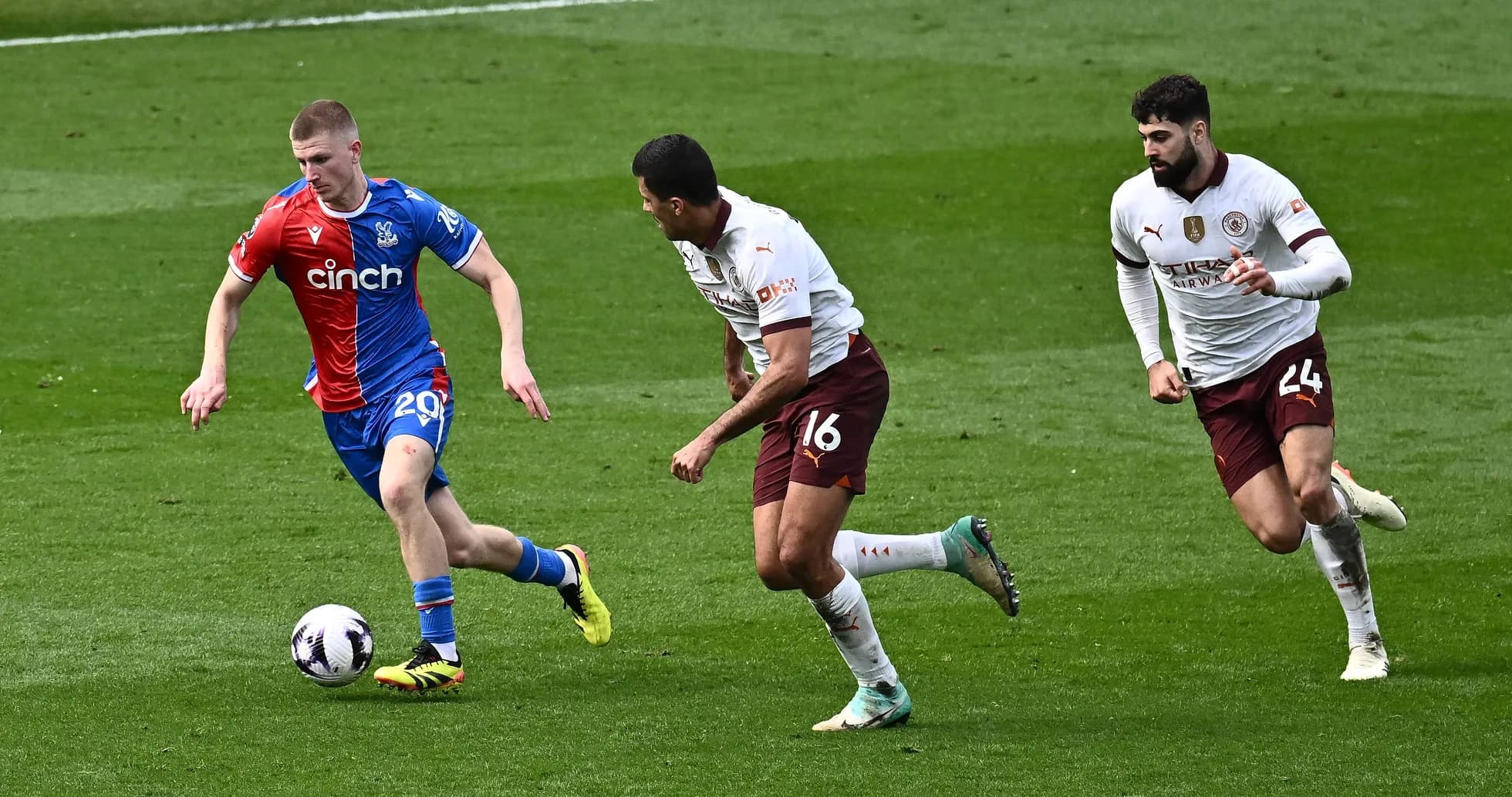 Jugador de Crystal Palace driblando entre dos rivales