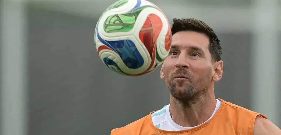 Jugador controlando el balón en entrenamiento
