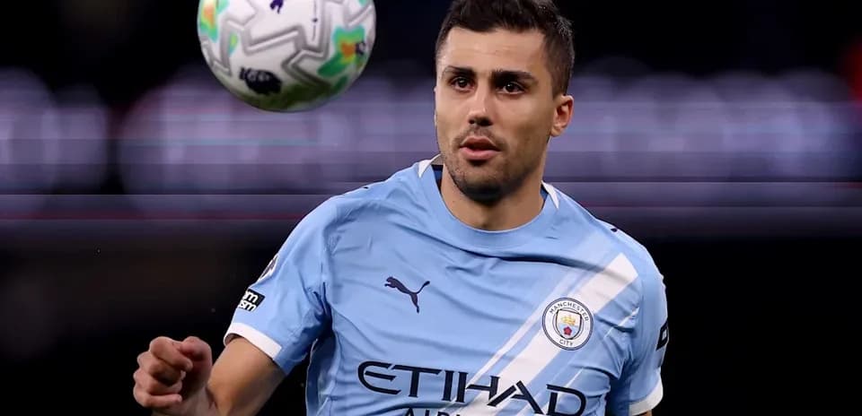 Jugador de Manchester City controla balón en el aire
