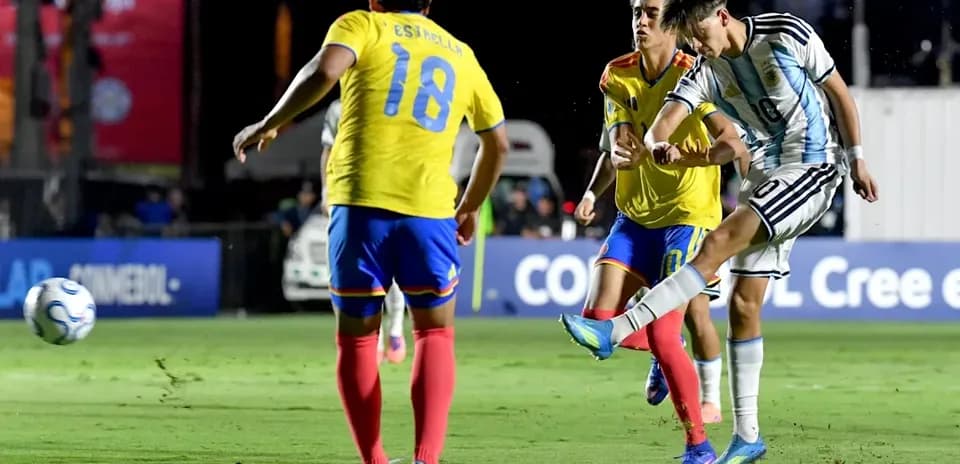 Jugador de Argentina dispara a puerta entre defensores