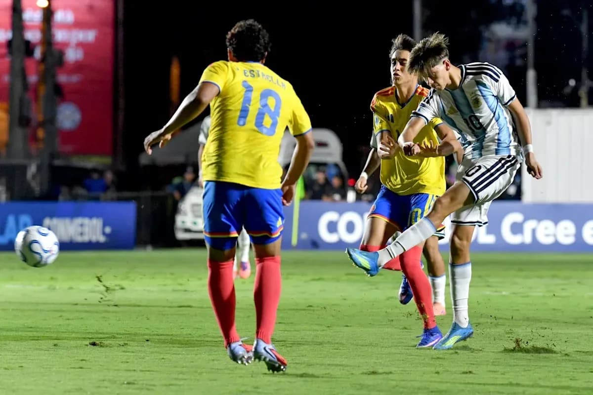 Jugador de Argentina dispara a puerta entre defensores