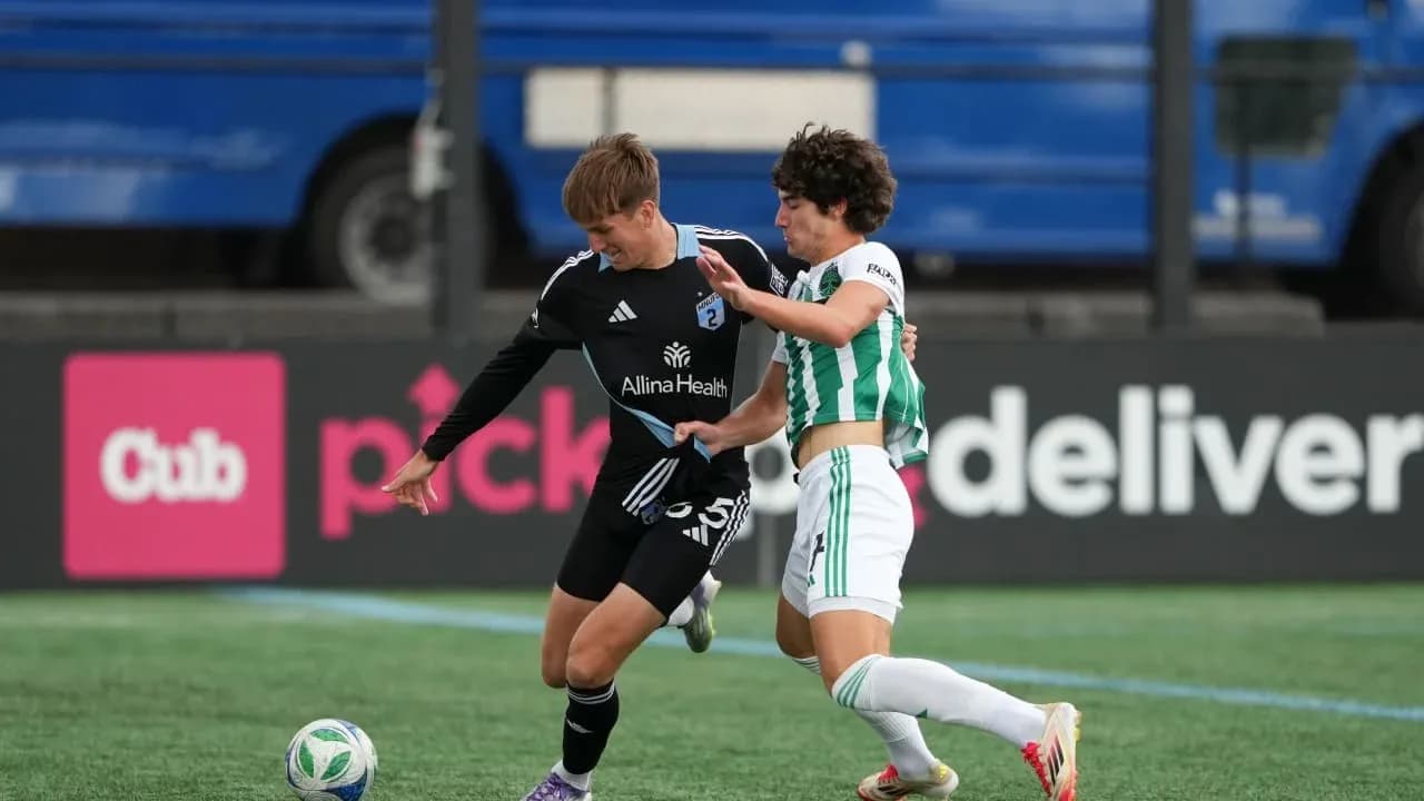 Jugador de Minnesota United II luchando por el balón