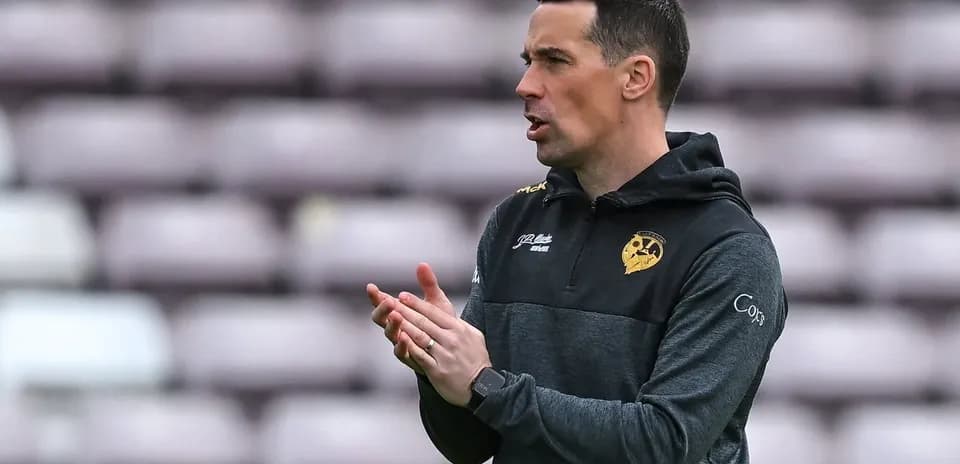 Entrenador dirigiendo a su equipo en el campo