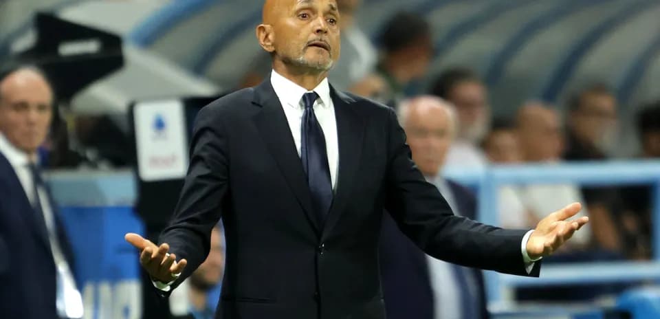 Entrenador gesticulando durante el partido