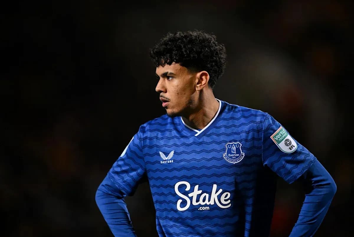 Jugador de Everton en uniforme azul durante partido