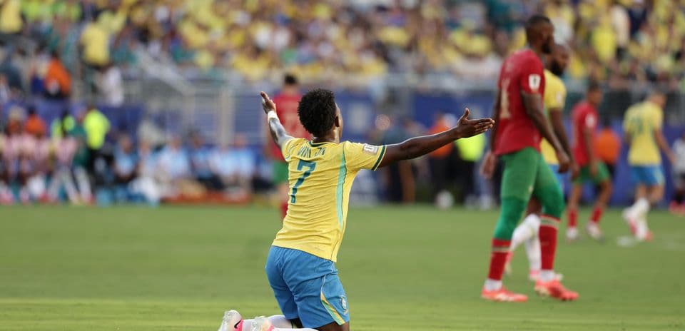 Jugador brasileño celebrando en el partido