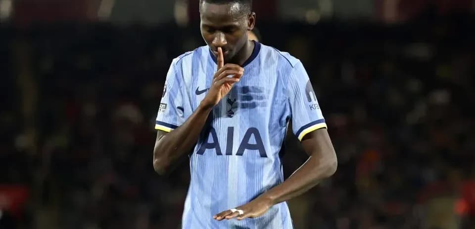 Jugador de Tottenham haciendo gesto de silencio en el campo
