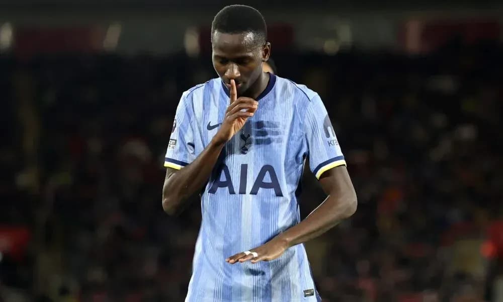 Jugador de Tottenham haciendo gesto de silencio en el campo
