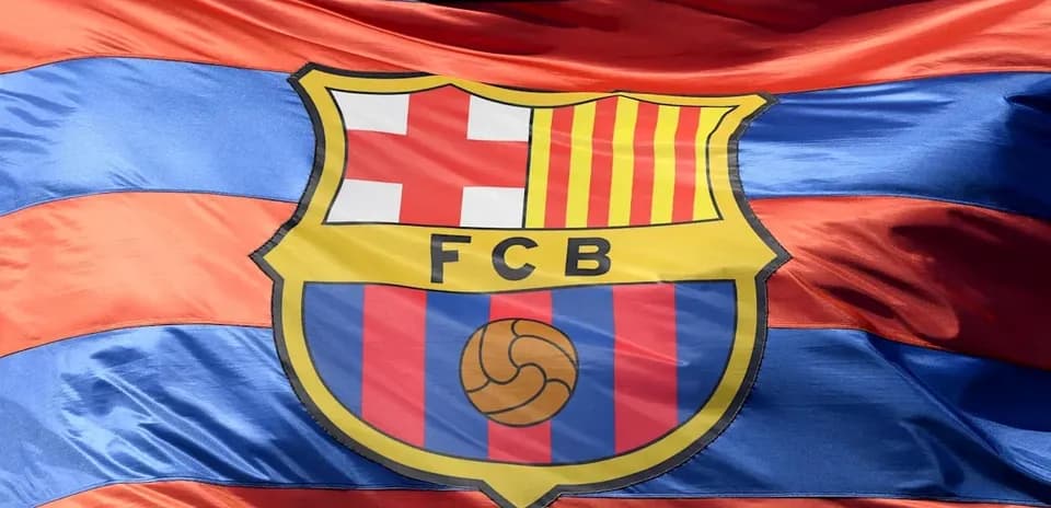 Bandera del FC Barcelona ondeando en el viento