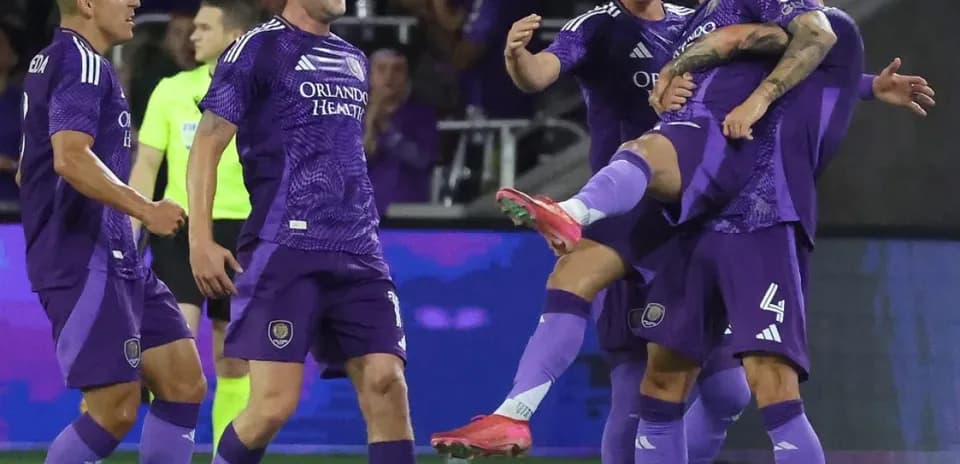 Jugadores de Orlando City celebrando un gol