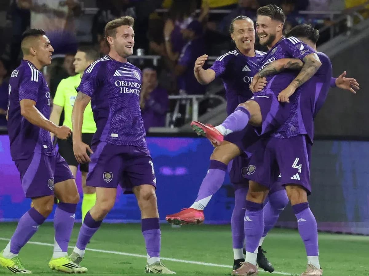 Jugadores de Orlando City celebrando un gol