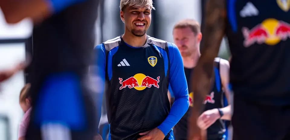 Jugador de Leeds United entrenando en sesión de práctica