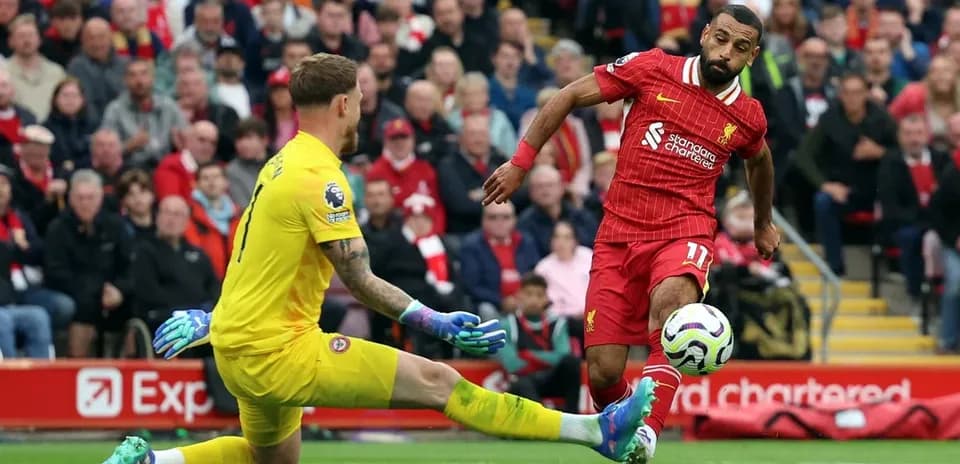 Jugador de Liverpool dispara ante el portero de Brentford