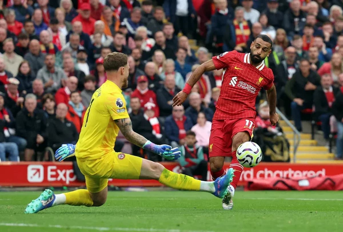 Jugador de Liverpool dispara ante el portero de Brentford