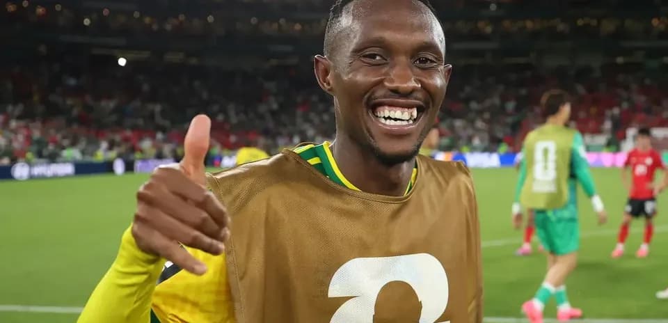 Jugador sonriente con pulgar hacia arriba en el campo