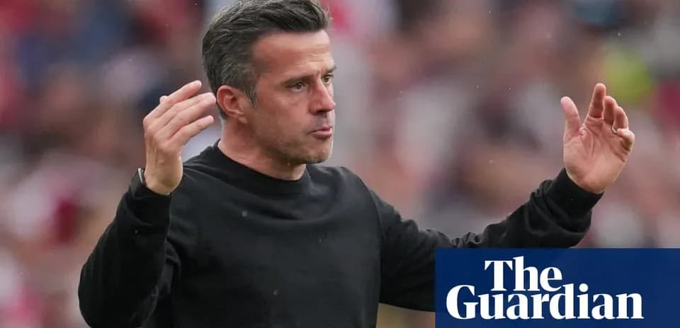 Entrenador gesticulando en el banquillo durante el partido