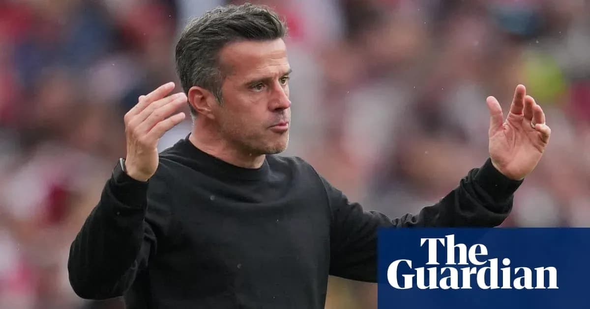Entrenador gesticulando en el banquillo durante el partido