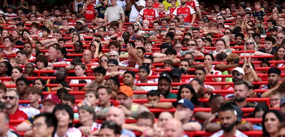 Aficionados de Arsenal en las gradas del estadio