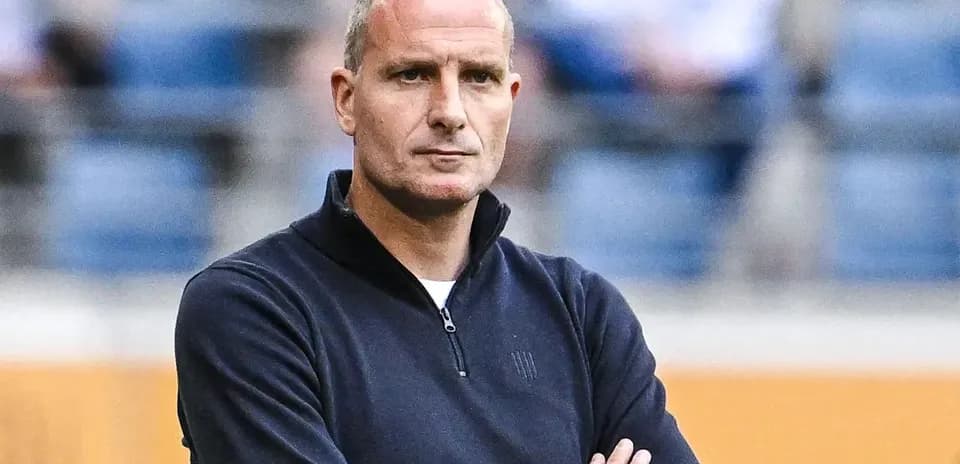 Entrenador observando el partido desde la banda